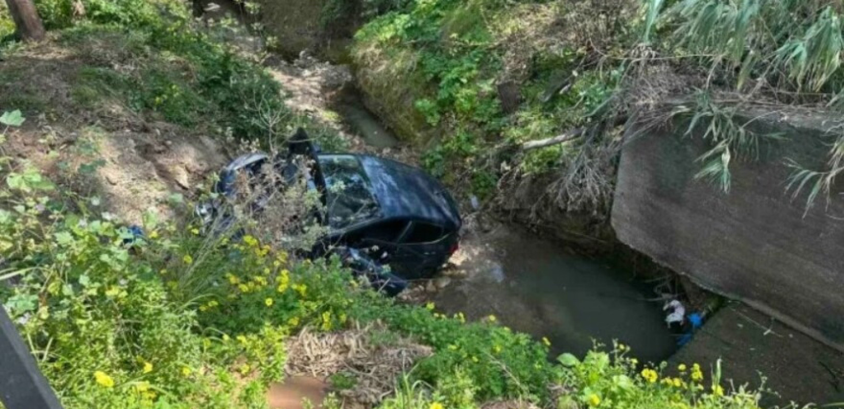 Ρόδος: Όχημα έπεσε σε ρέμα – Επιχείρηση απεγκλωβισμού από την πυροσβεστική