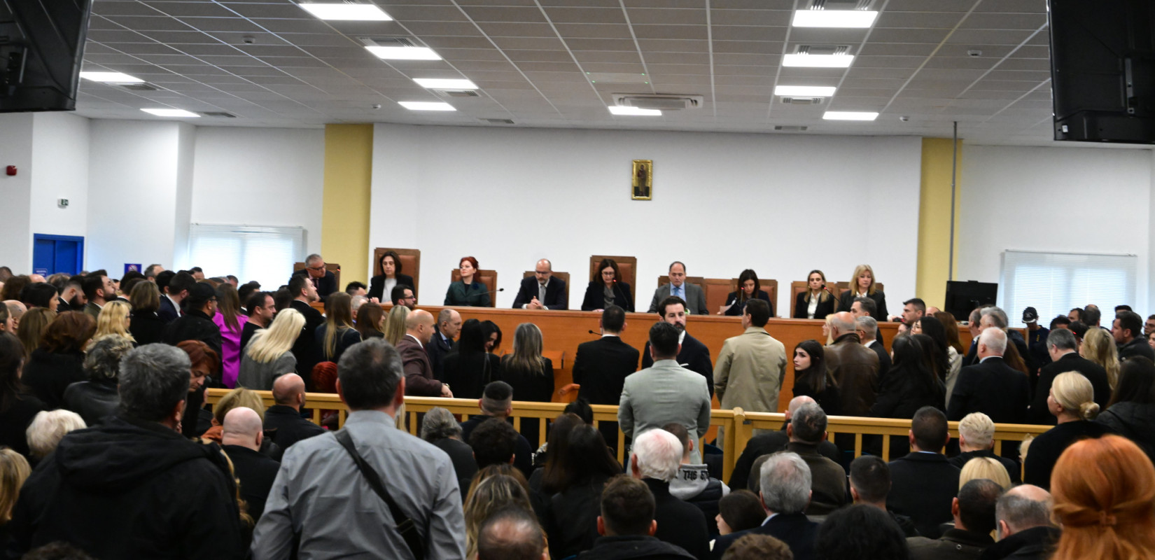 Λάρισα: Σε κλίμα μεγάλης έντασης η δίκη για τα Τέμπη με τους 57 νεκρούς - Δύο διακοπές μετά τις διαμαρτυρίες για την αίθουσα (βίντεο)