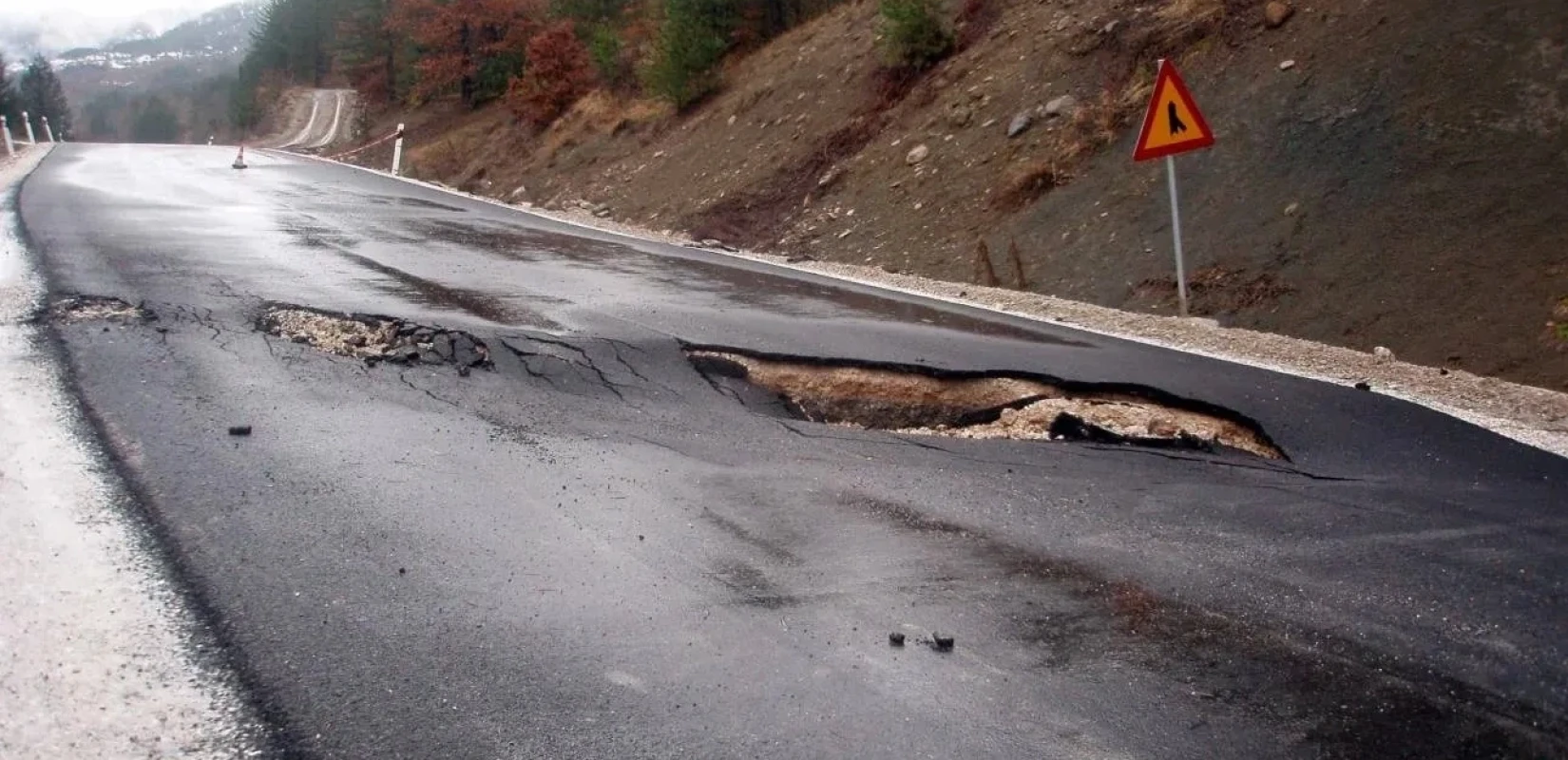 Ζάκυνθος: Φορτηγό «βούλιαξε» σε λακκούβα – Υποχώρησε ο δρόμος από τη βροχή