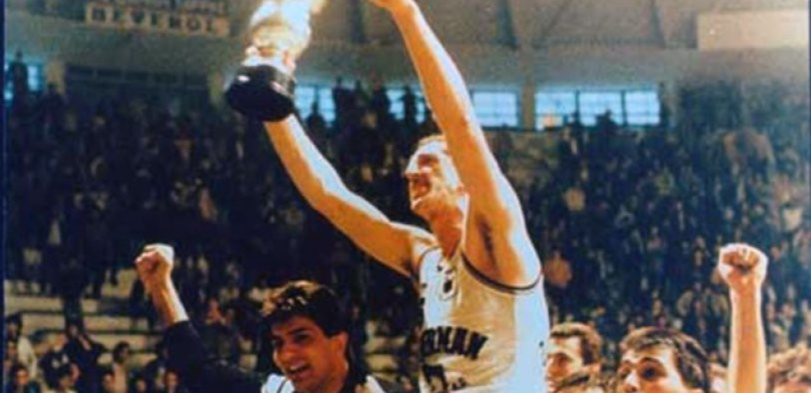 Μπάσκετ: Σαν σήμερα ο αξέχαστος «τελικός των ξυρισμένων κεφαλιών» μεταξύ ΠΑΟΚ και Άρη (βίντεο)