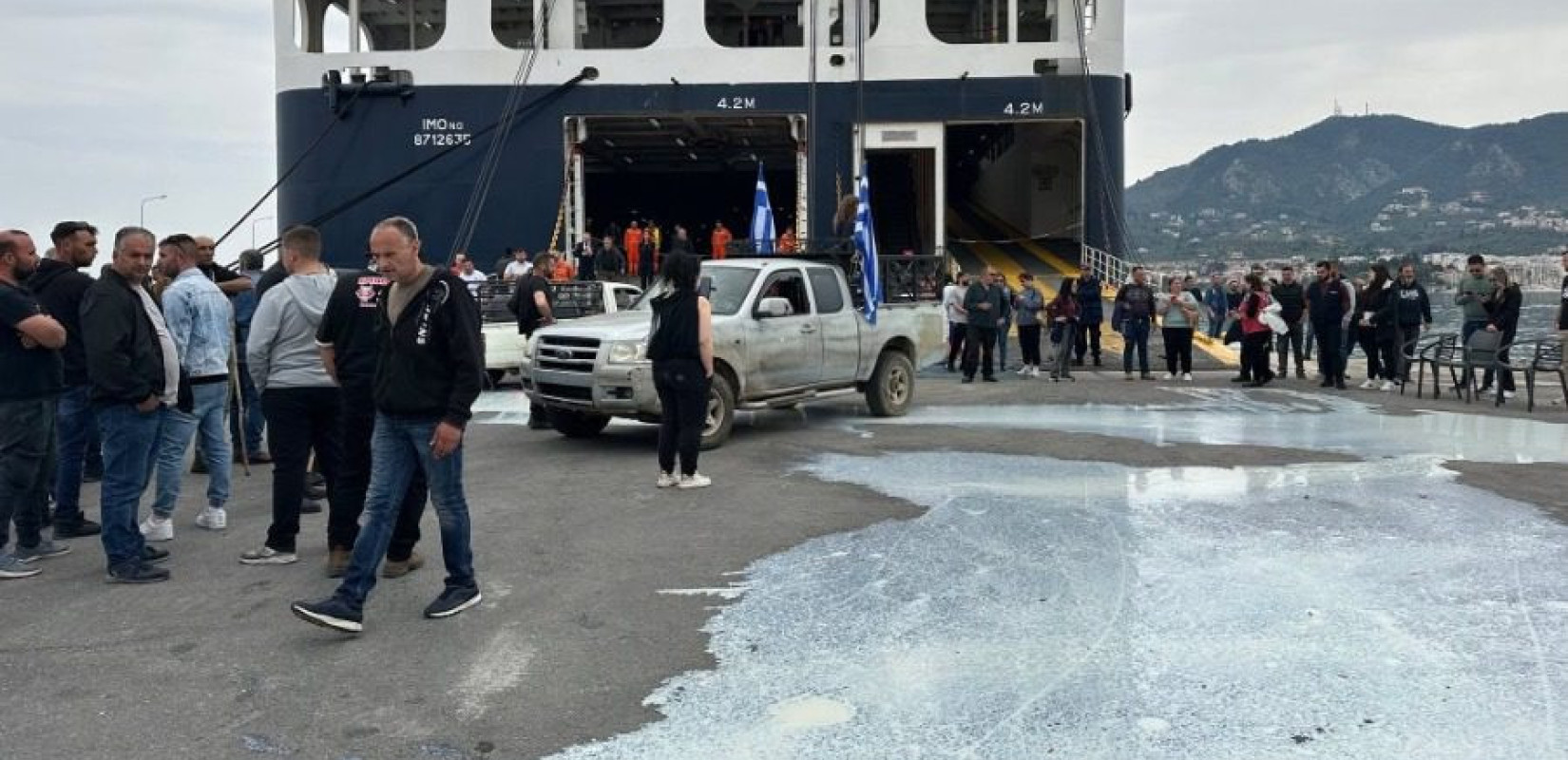 Λέσβος: Οι κτηνοτρόφοι απέκλεισαν το λιμάνι της Μυτιλήνης - Δείτε βίντεο