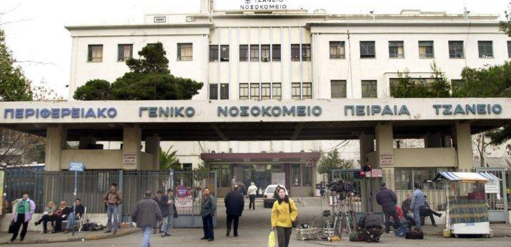 Πειραιάς: Με σοβαρά τραύματα στο κεφάλι ο 17χρονος που παρασύρθηκε από λεωφορείο - Μάχη για να κρατηθεί στη ζωή