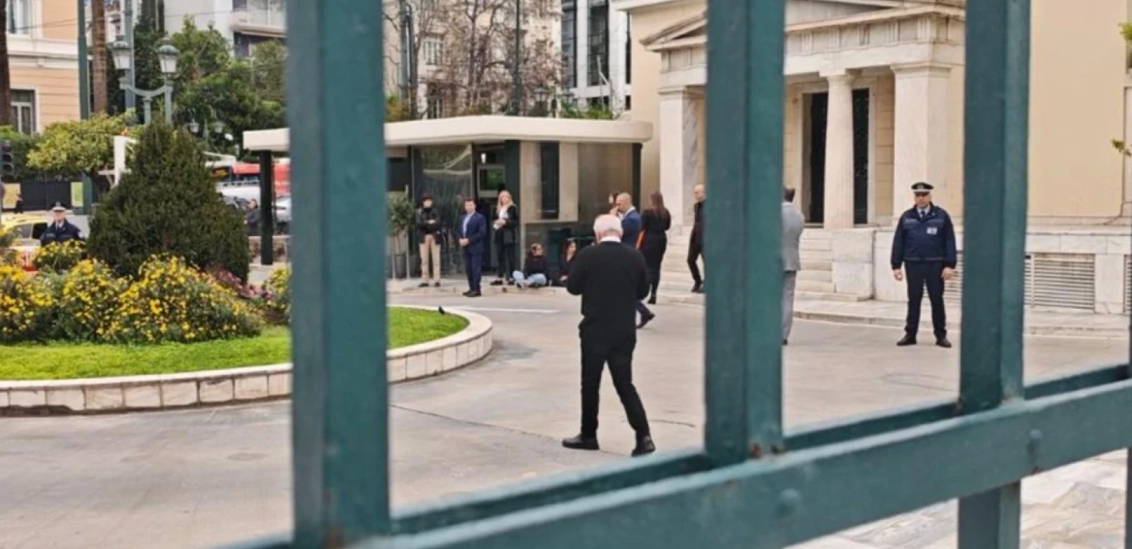 Συζήτηση για κράτος δικαίου: Τέσσερις διαδηλώτριες εισέβαλαν στο προαύλιο της Βουλής