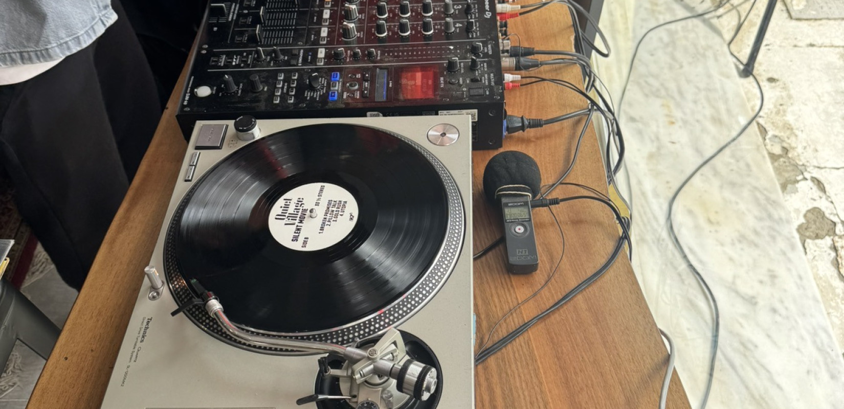 Θεσσαλονίκη: Λάτρεις και συλλέκτες βρήκαν βινύλια «θησαυρούς» και... ξεφάντωσαν