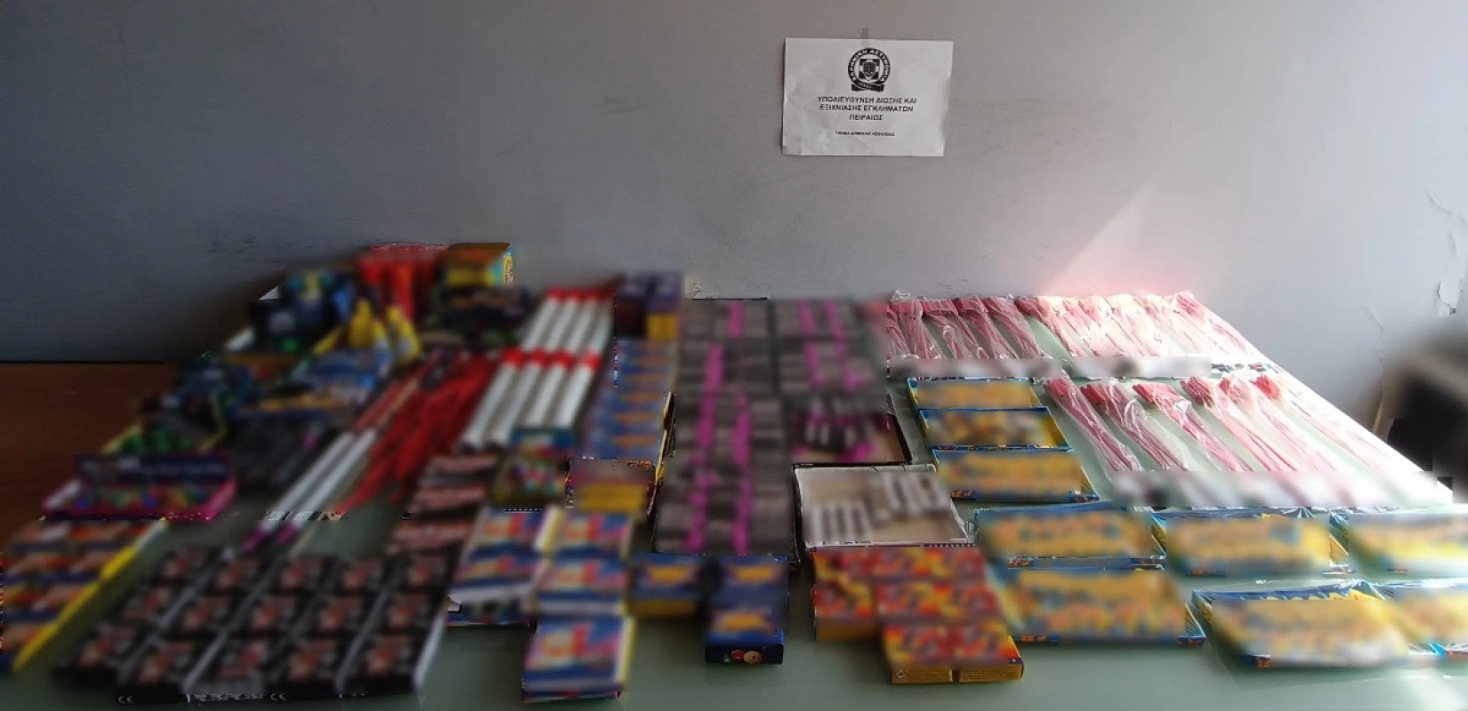 Επιχείρηση «Spark-Down» στον Πειραιά: Χειροπέδες σε 46χρονο για παράνομα πυροτεχνήματα