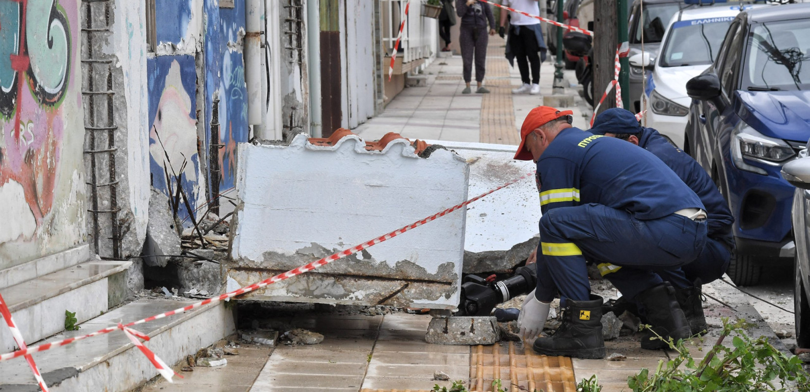 Κόρινθος: Περί τους 2,5 τόνους ζύγιζε το μπαλκόνι που καταπλάκωσε την 43χρονη - Σωρεία αυθαιρεσιών στο κτίριο