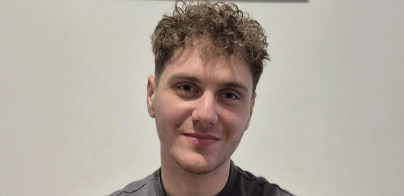 Η συγκλονιστική ιστορία μαθητή που επί έξι χρόνια ταξίδευε καθημερινά με καΐκι για να φτάσει στο σχολείο του (βίντεο)