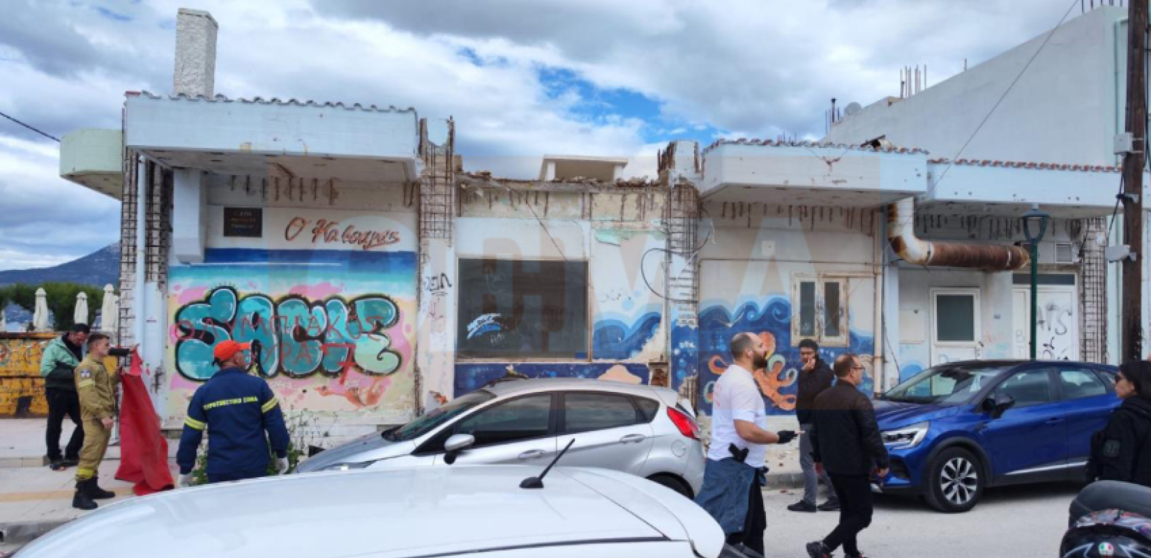 Τραγωδία στην Κόρινθο: Γυναίκα καταπλακώθηκε από μπάζα μετά την κατάρρευση μπαλκονιού- Τραυματίστηκαν τα παιδιά της