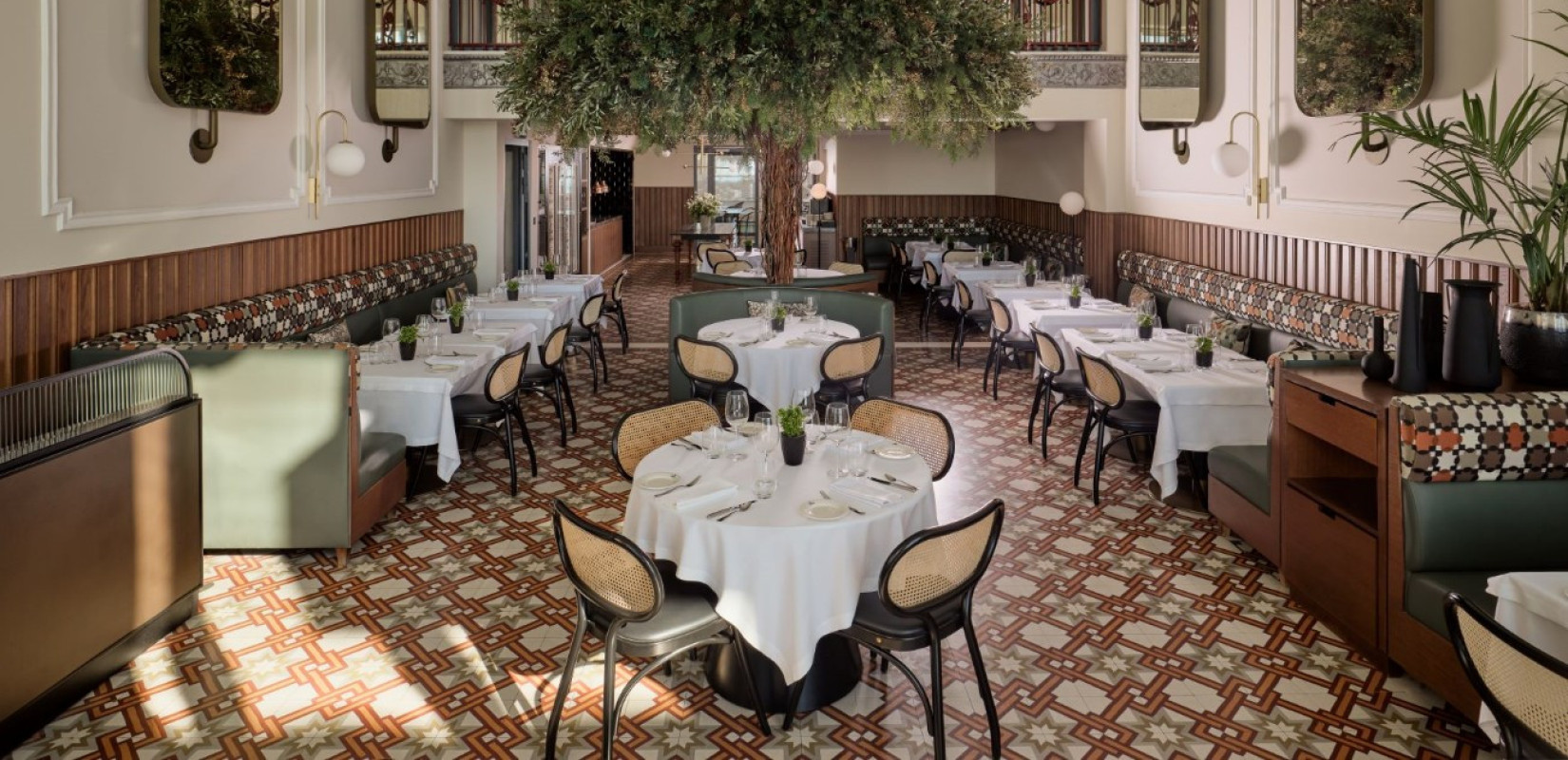 Όλυμπος Νάουσα: Το στολίδι της Λεωφόρου Νίκης, που αναβιώνει την αστική κουζίνα της πόλης