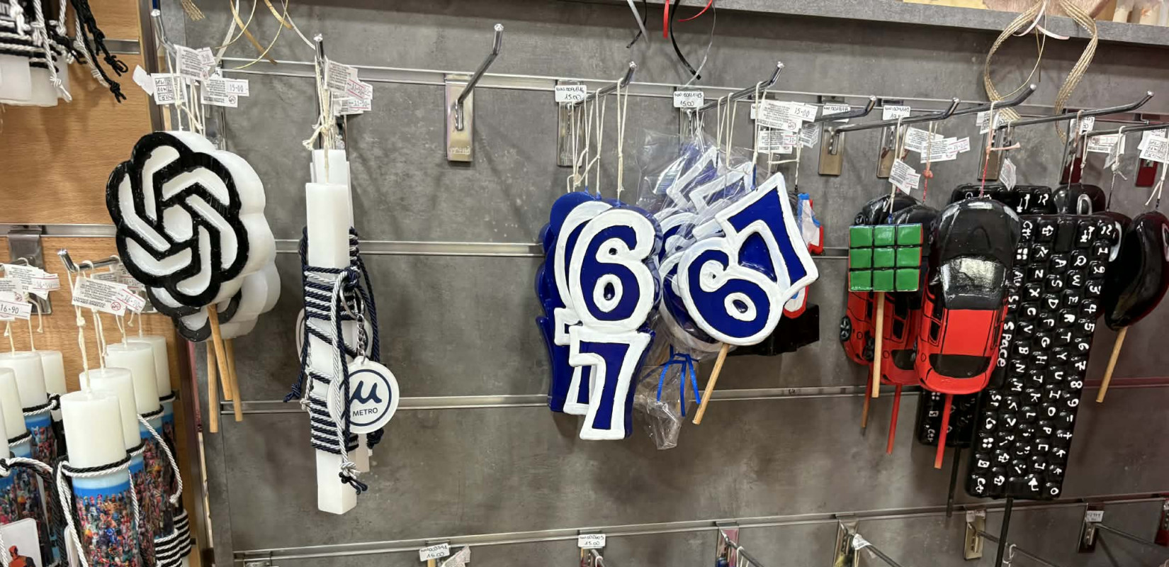 Αυτή είναι η λαμπάδα που κανείς δεν καταλαβαίνει και ξεπουλάει στη Θεσσαλονίκη (βίντεο)