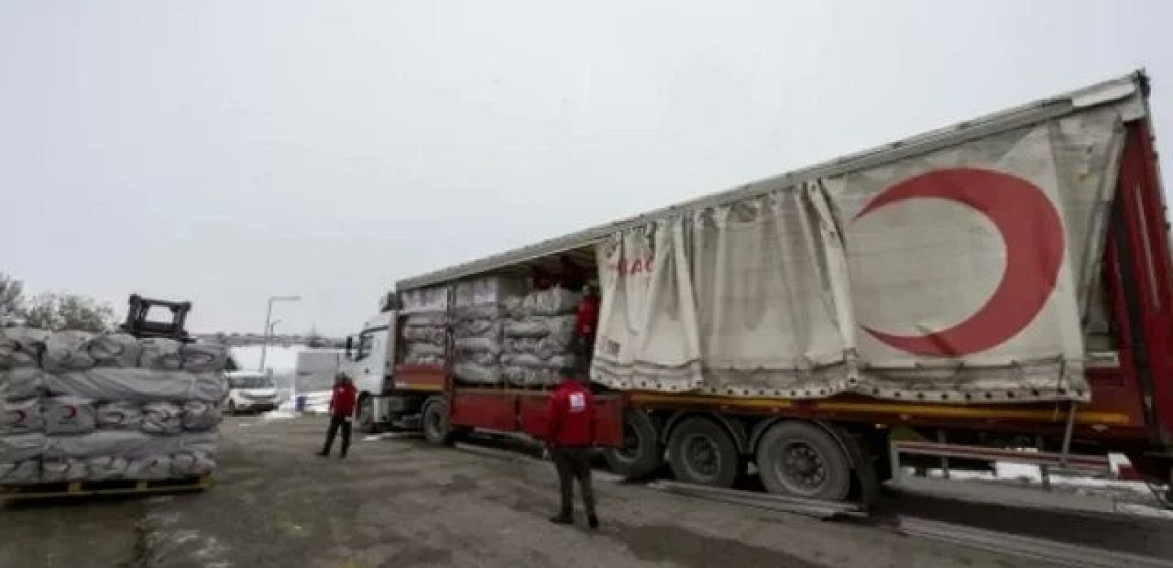 Ιράν: Έφτασαν οι πρώτες οδικές αποστολές ανθρωπιστικής βοήθειας από τον Ερυθρό Σταυρό