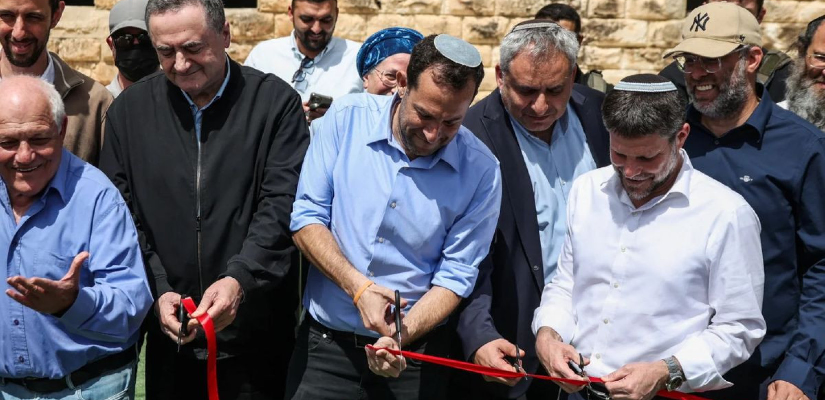 Ισραηλινοί υπουργοί εκγαινιάζουν ισραηλινό οικισμό στο Σα Νουρ της παλαιστινιακής Δυτικής Όχθης - Πηγή: https://www.middleeasteye.net/sites/default/files/styles/article_page/public/images-story/revive-sanur-settlement-jenin-occupied-west-bank-19-april-202