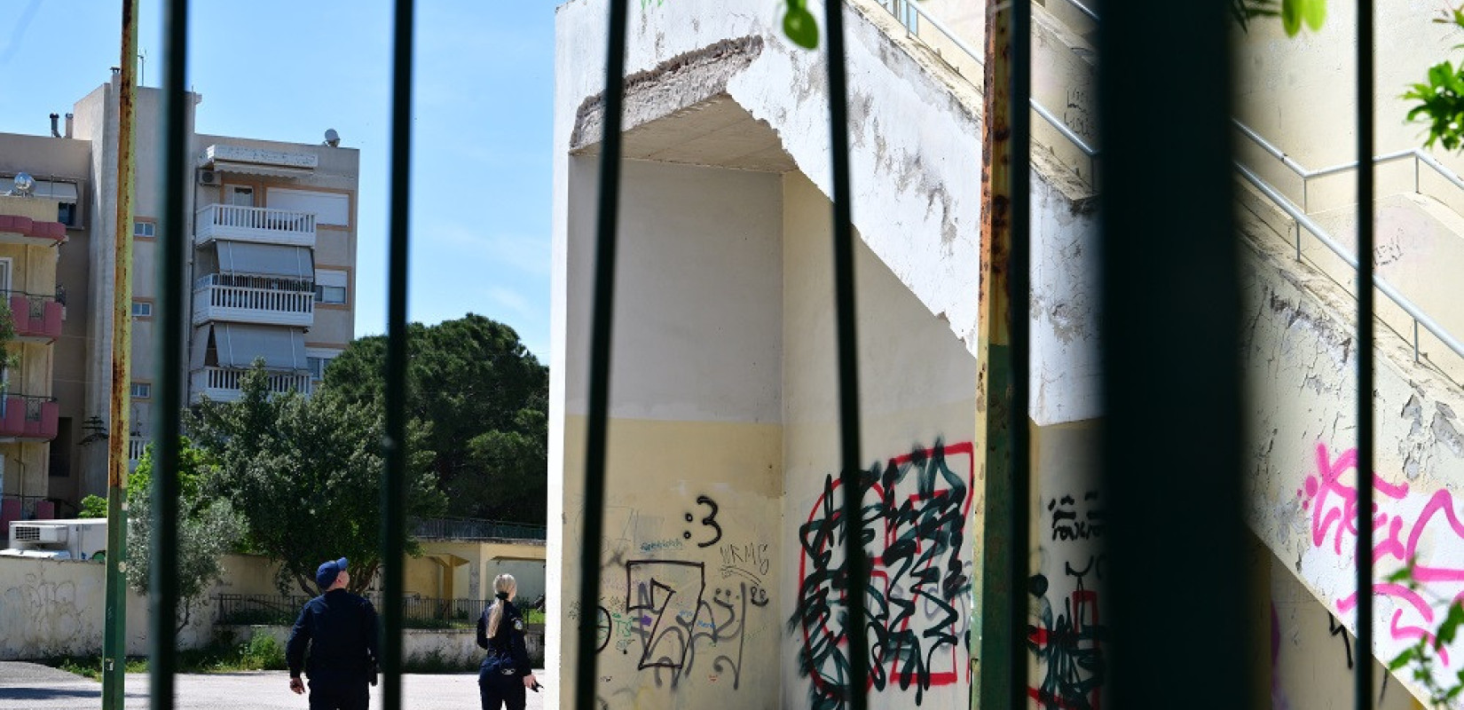 Χαϊδάρι: Πώς έγινε το ατύχημα με τη 13χρονη που έπεσε από το μπαλκόνι σχολείου - Στο Παίδων η υπουργός Παιδείας