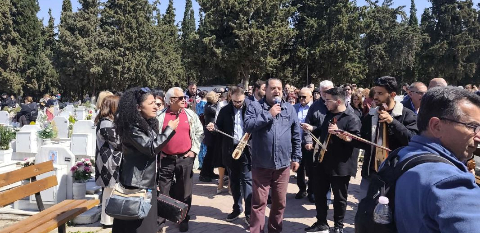 Καλαμαριά: Οι Πόντιοι τραγούδησαν και χόρεψαν με τους νεκρούς τους - Αναβίωσε το ταφικό έθιμο στα Κοιμητήρια (βίντεο)