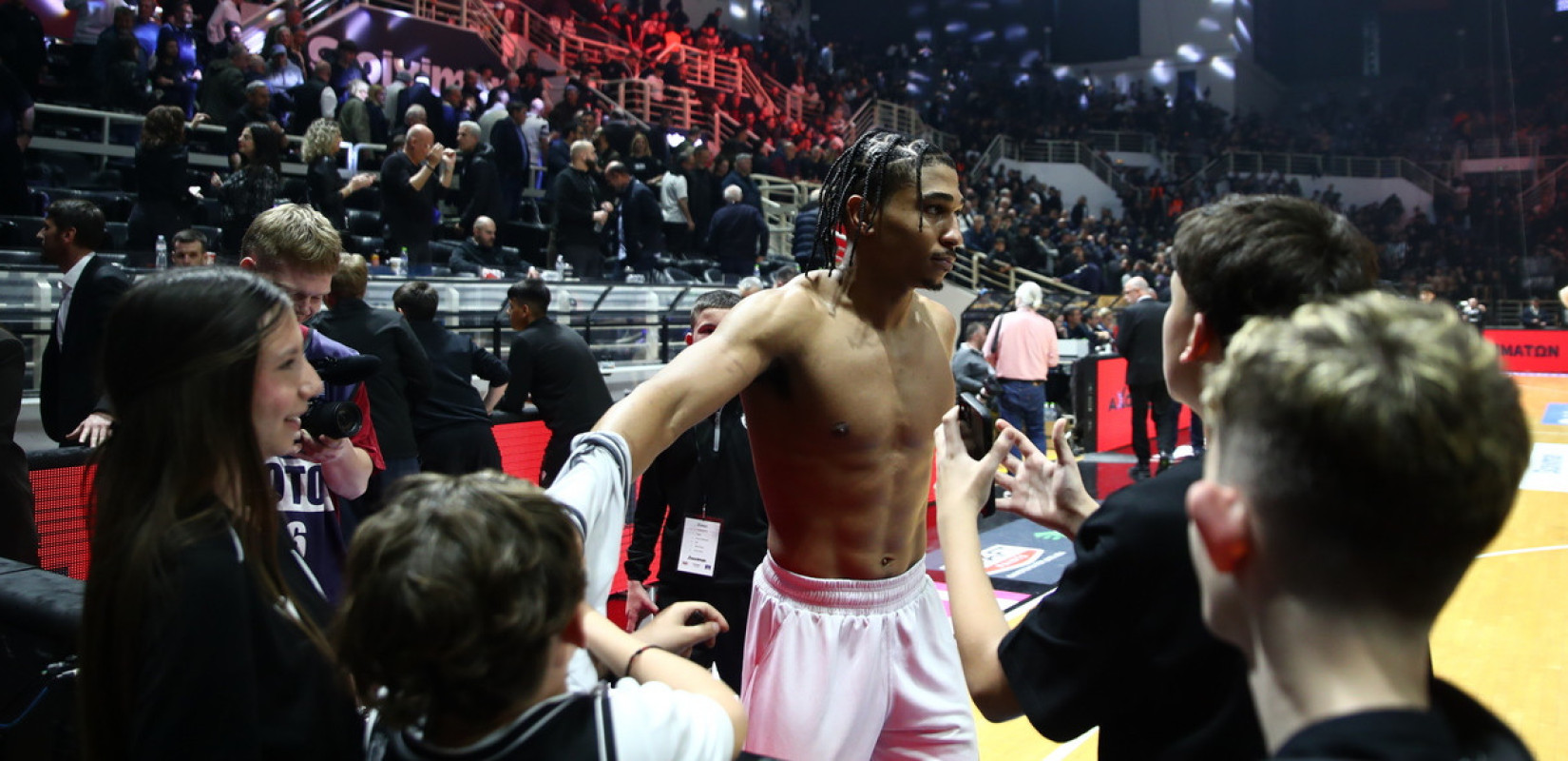 Μπάσκετ: Ο Ταϊρί αποθεώθηκε για την εξαιρετική του εμφάνιση κόντρα στον Άρη (βίντεο)