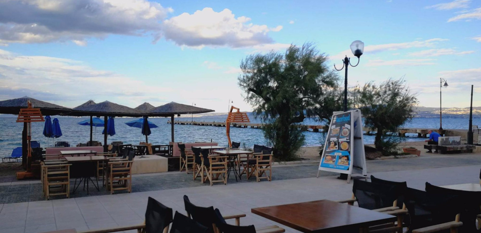 Θερμαϊκός: Τραπεζοκαθίσματα στην άμμο, μόνο στα τέσσερα μέτρα - Δεν κάνει πίσω το υπουργείο