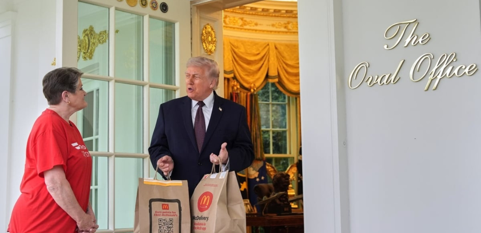 ΗΠΑ: Ο Τραμπ πήρε McDonald’s στον Λευκό Οίκο και το γύρισε σε γεωπολιτικό σόου (βίντεο)