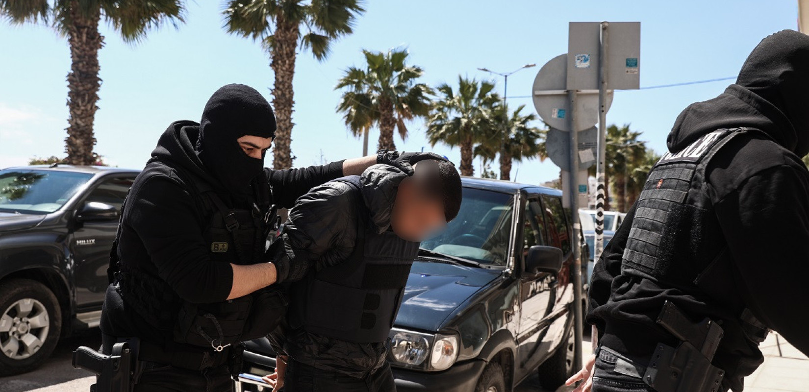 Δολοφονία στον Άγιο Δημήτριο: Στα δικαστήρια οι τρεις κατηγορούμενοι για υπόθαλψη εγκληματία - Τι ψάχνουν οι αρχές για τον δράστη