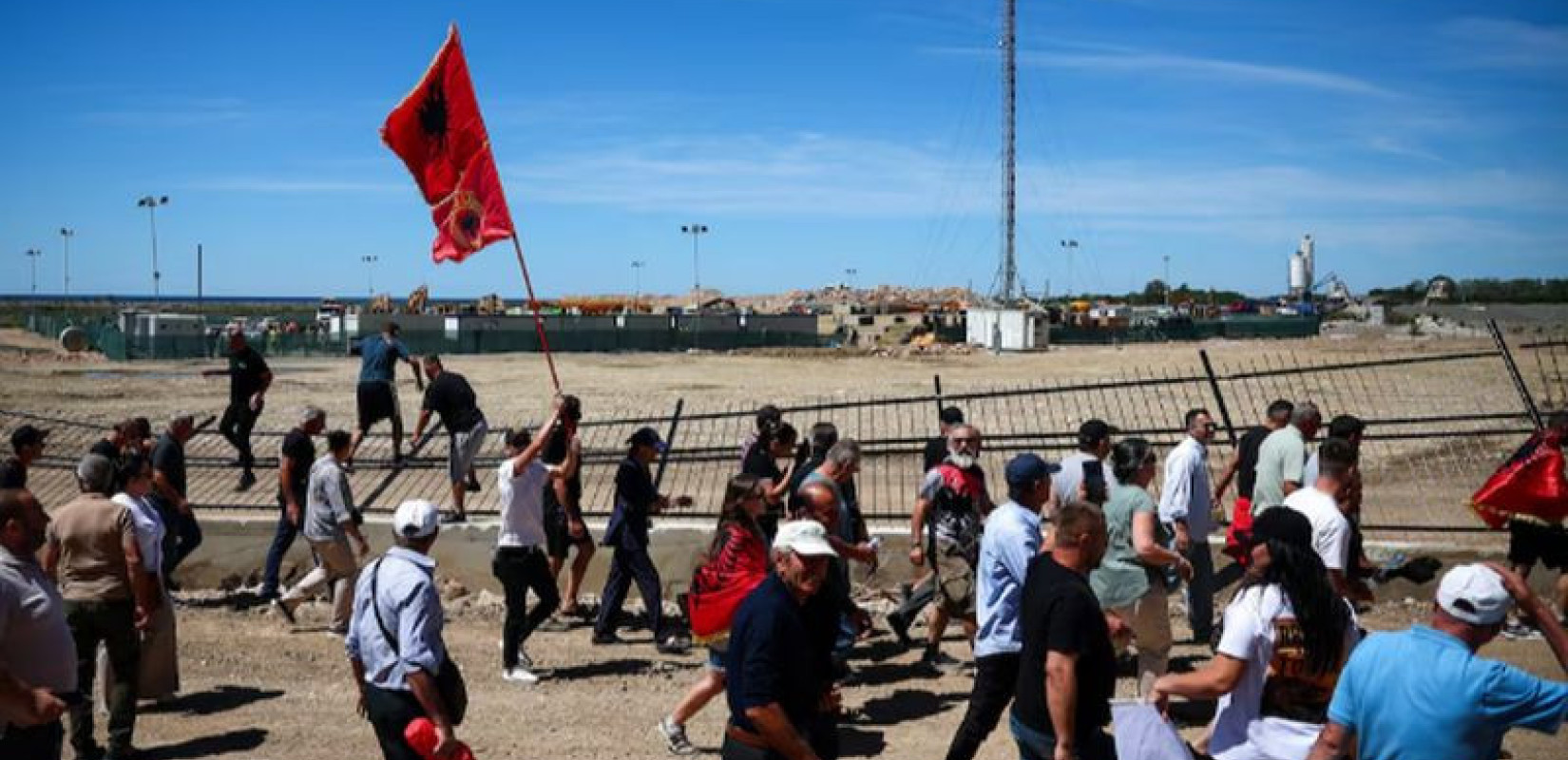Αλβανία: Διαδηλωτές πέταξαν αυγά σε αυτοκίνητα βουλευτών - Δείτε βίντεο