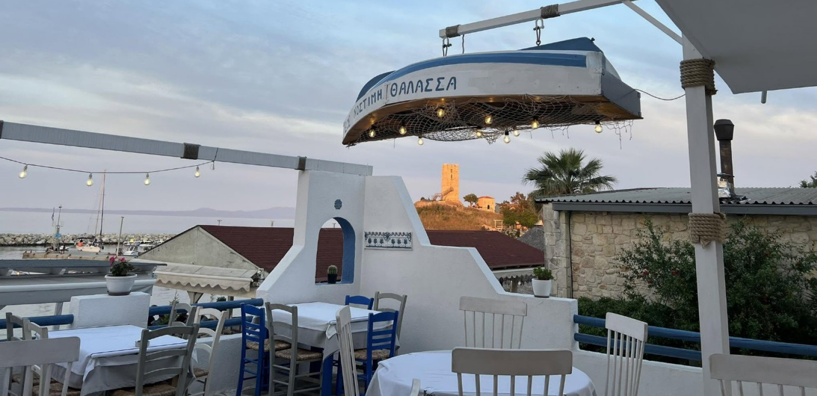 Nostimi Thalassa: Ο απόλυτος seafood προορισμός στο λιμάνι της Νέας Φώκαιας στη Χαλκιδική, που αποθεώνει τους θησαυρούς της θάλασσας