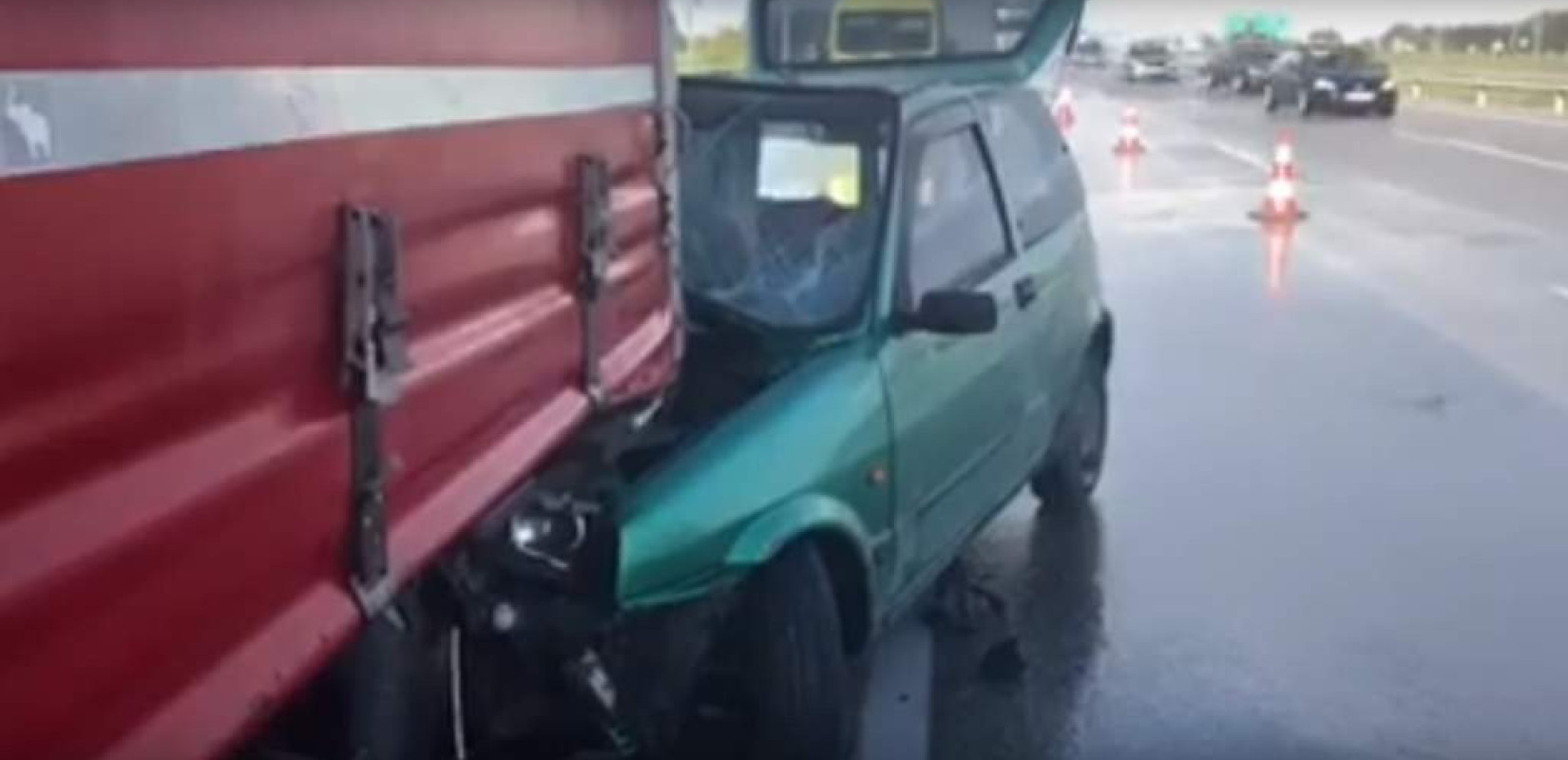 Αστυνομικός απεγκλωβίζει ηλικιωμένη από αυτοκίνητο στα Μάλγαρα (Βίντεο)