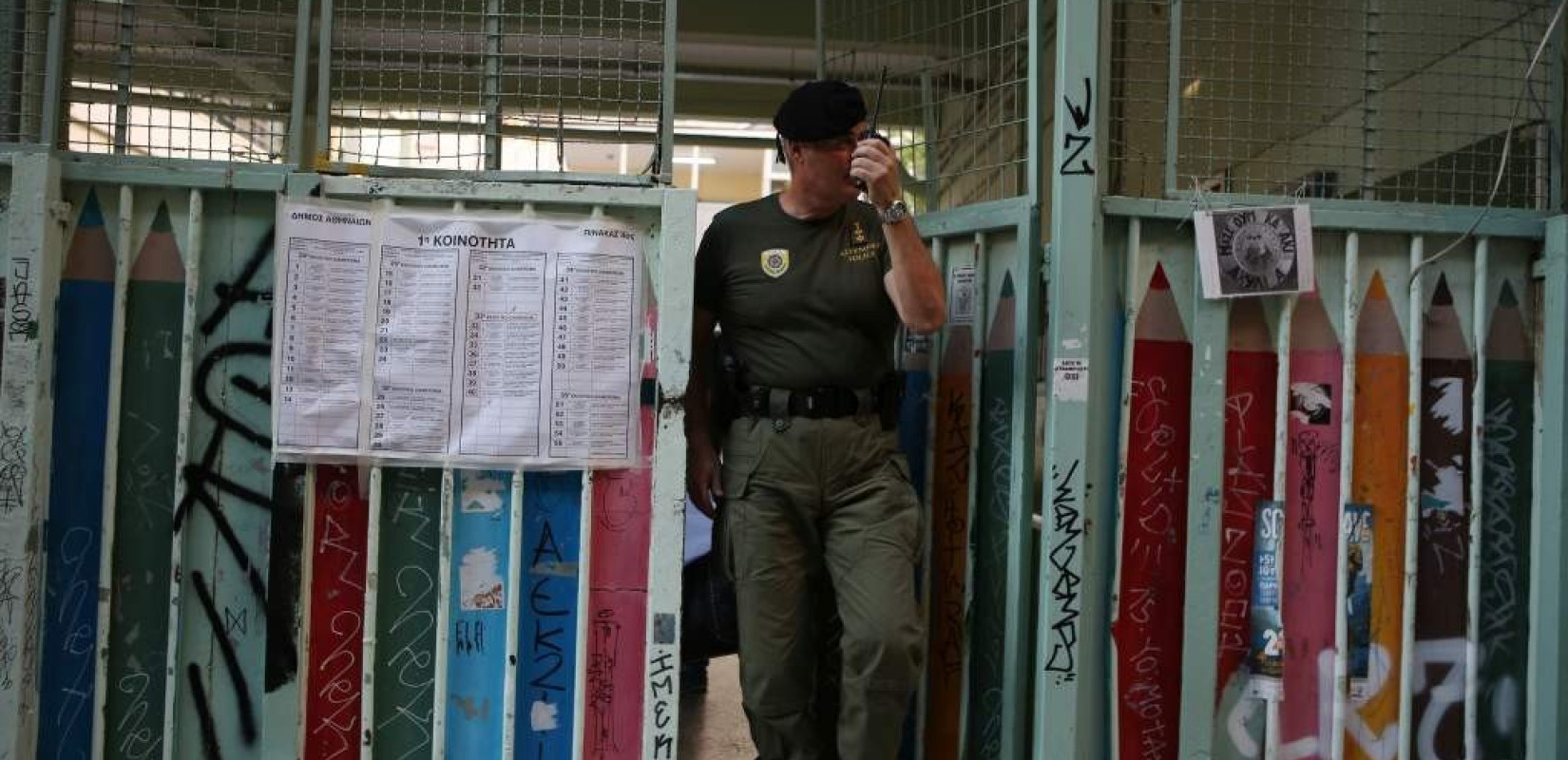 Οι "καλποθήρες εμπρηστές" ανέλαβαν την ευθύνη για την κλοπή κάλπης στα Εξάρχεια