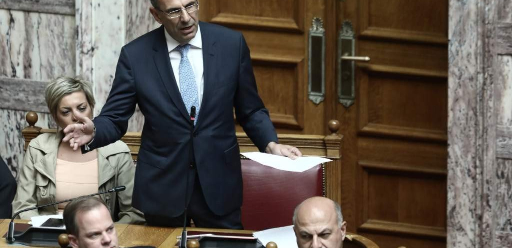 Ο Γιώργος Γεραπετρίτης αναλαμβάνει τις επαφές της κυβέρνησης με ΦΙΦΑ και ΟΥΕΦΑ