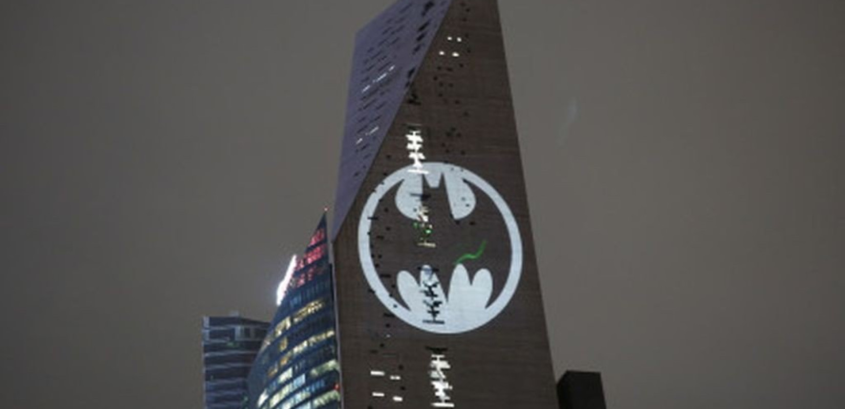 Το σήμα του Batman εμφανίστηκε σε 13 πόλεις για τα 80ά γενέθλιά του