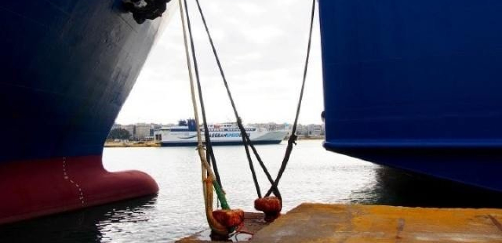 Δεμένα τα πλοία και στον Βόλο εξαιτίας θυελλωδών ανέμων