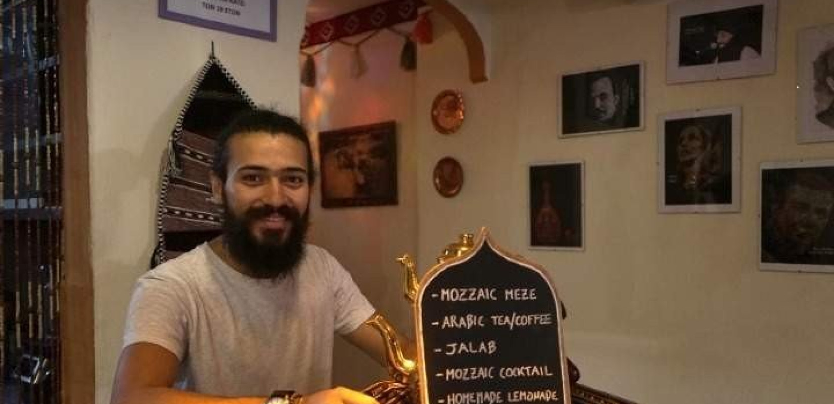 Θεσσαλονίκη: Ζεστή ατμόσφαιρα και άρωμα ανατολής στο καφέ των προσφύγων στην Ολύμπου