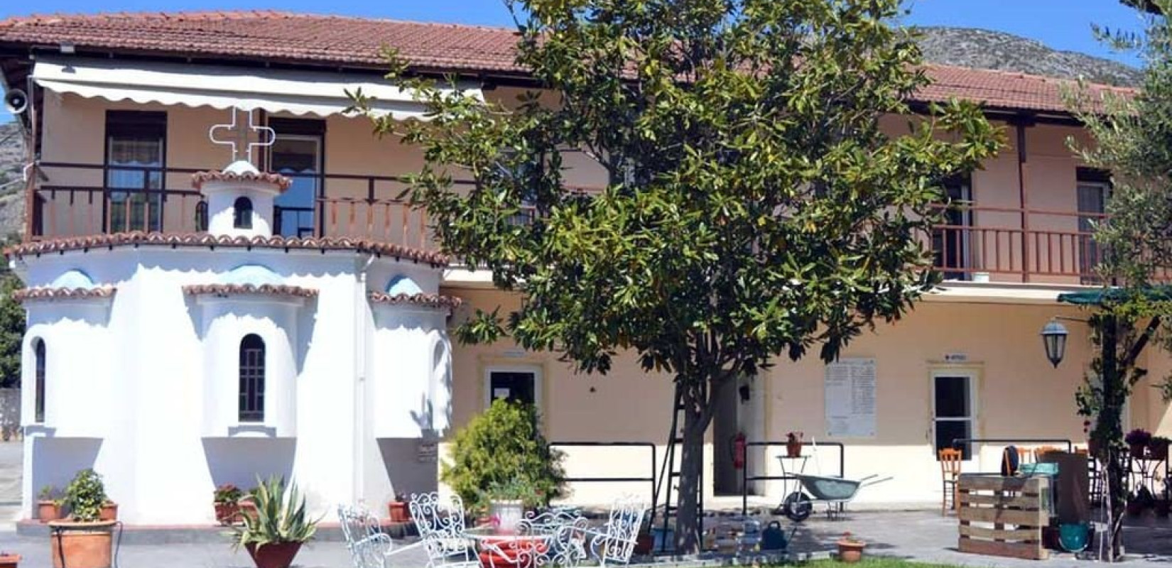 Μέλη του Ρουβίκωνα έκανα δεκάλεπτη κατάληψη στο... Γηροκομείο Βόλου 