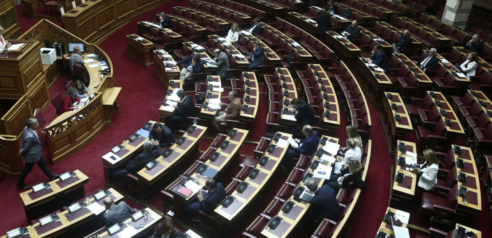 Καβγάς στη Βουλή για NOVA και Μαρινάκη (videos)