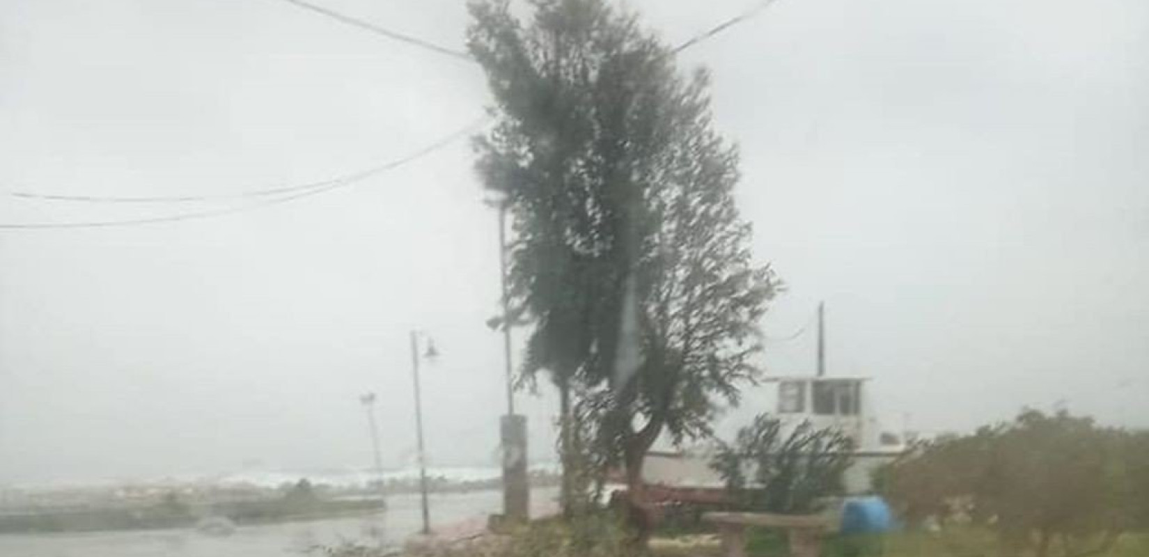 Σαρώνει η "Βικτώρια": Κλειστά σχολεία στην Κέρκυρα - Προβλήματα και στην Κεφαλονιά (Βίντεο)