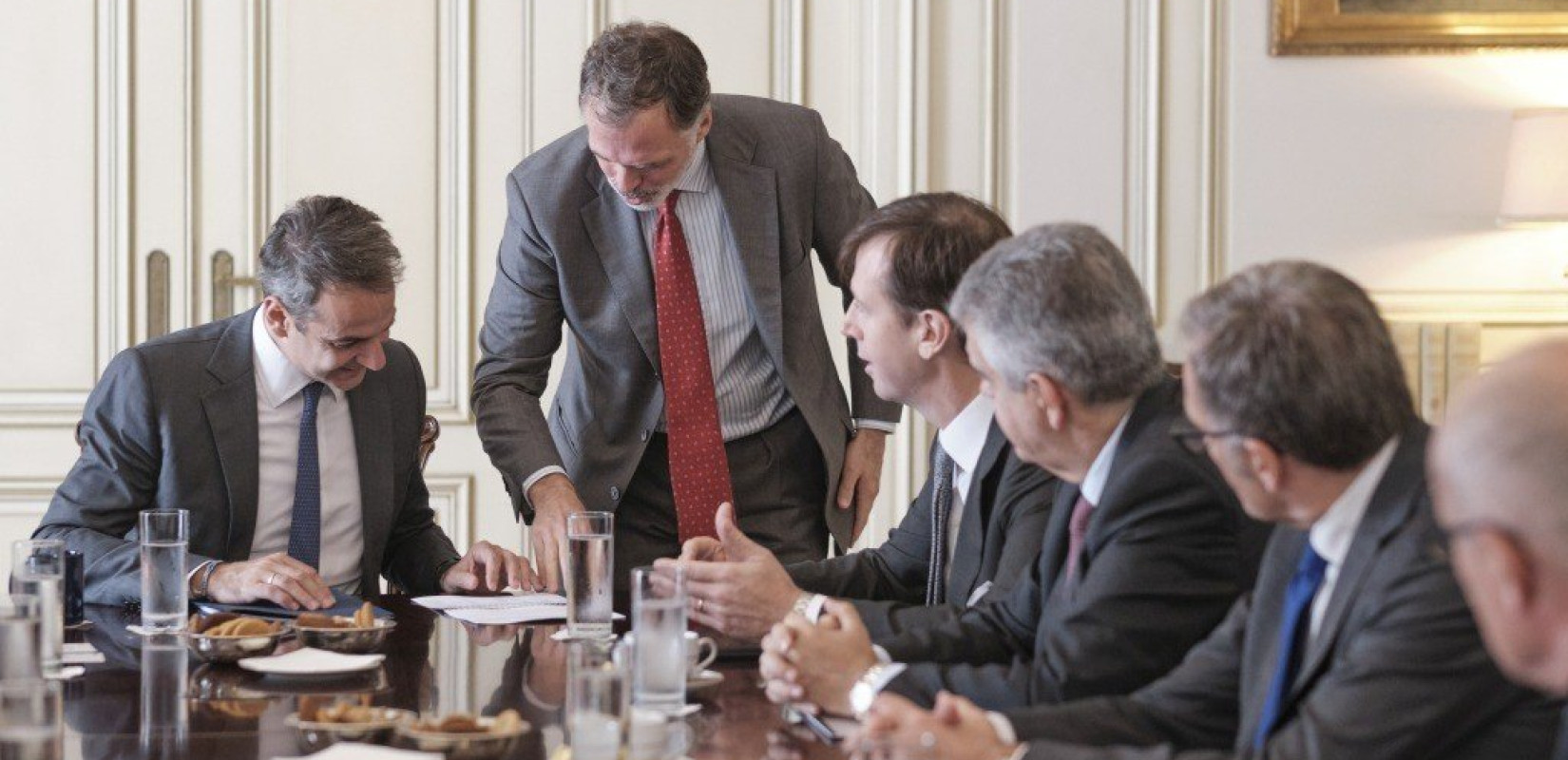 Αντιπρόσωποι ιταλικής τράπεζας και του ιταλικού "ΔΕΔΔΗΕ" στο Μαξίμου