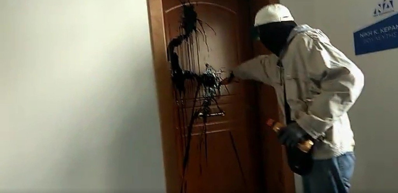 Μπογιές στο πολιτικό γραφείο της Ν. Κεραμέως πέταξε ο "Ρουβίκωνας" (Βίντεο)