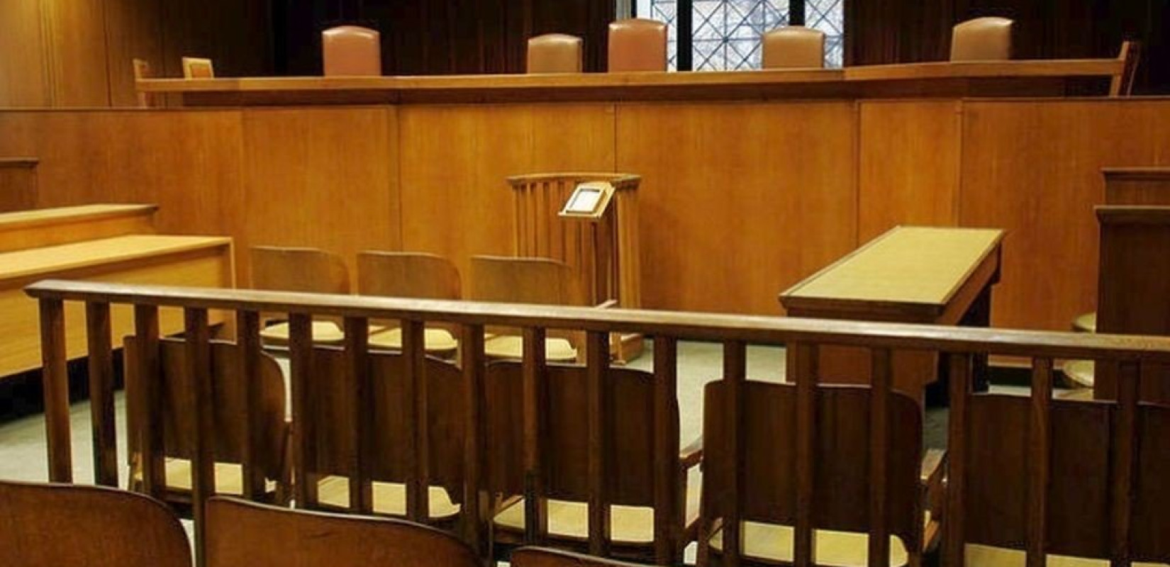 Πειθαρχική έρευνα για δικηγόρο που μπήκε με όπλο σε δικαστική αίθουσα