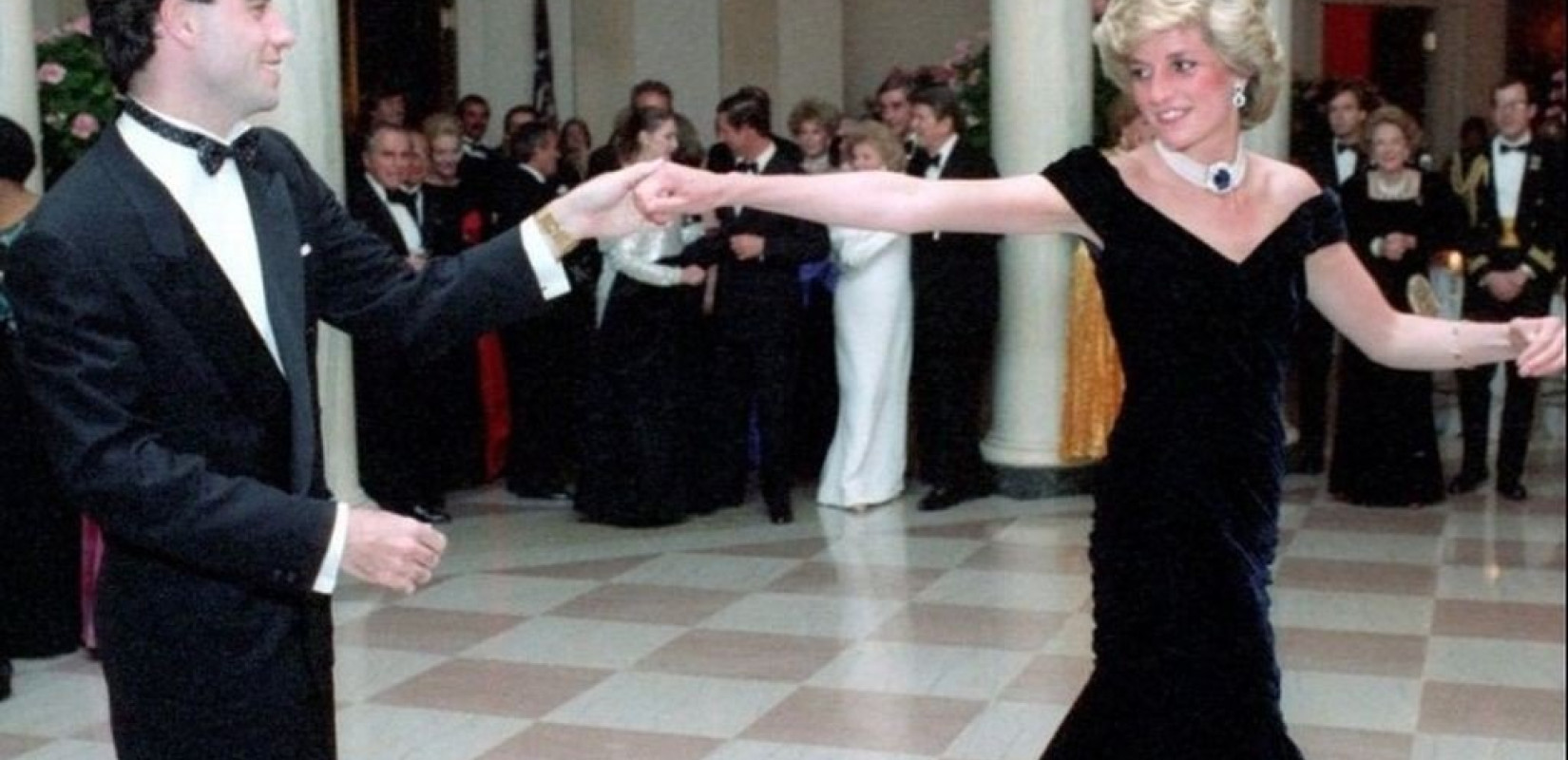 Ξεπέρασε τις 252.000 ευρώ το μπλε φόρεμα της Νταϊάνας 