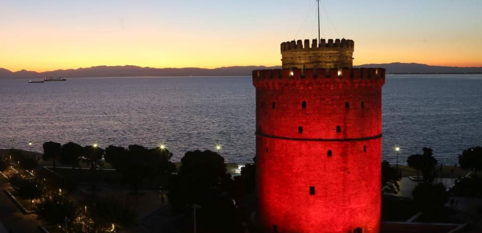 "Κοκκίνισε" ο Λευκός Πύργος για την παγκόσμια ημέρα κατά του AIDS