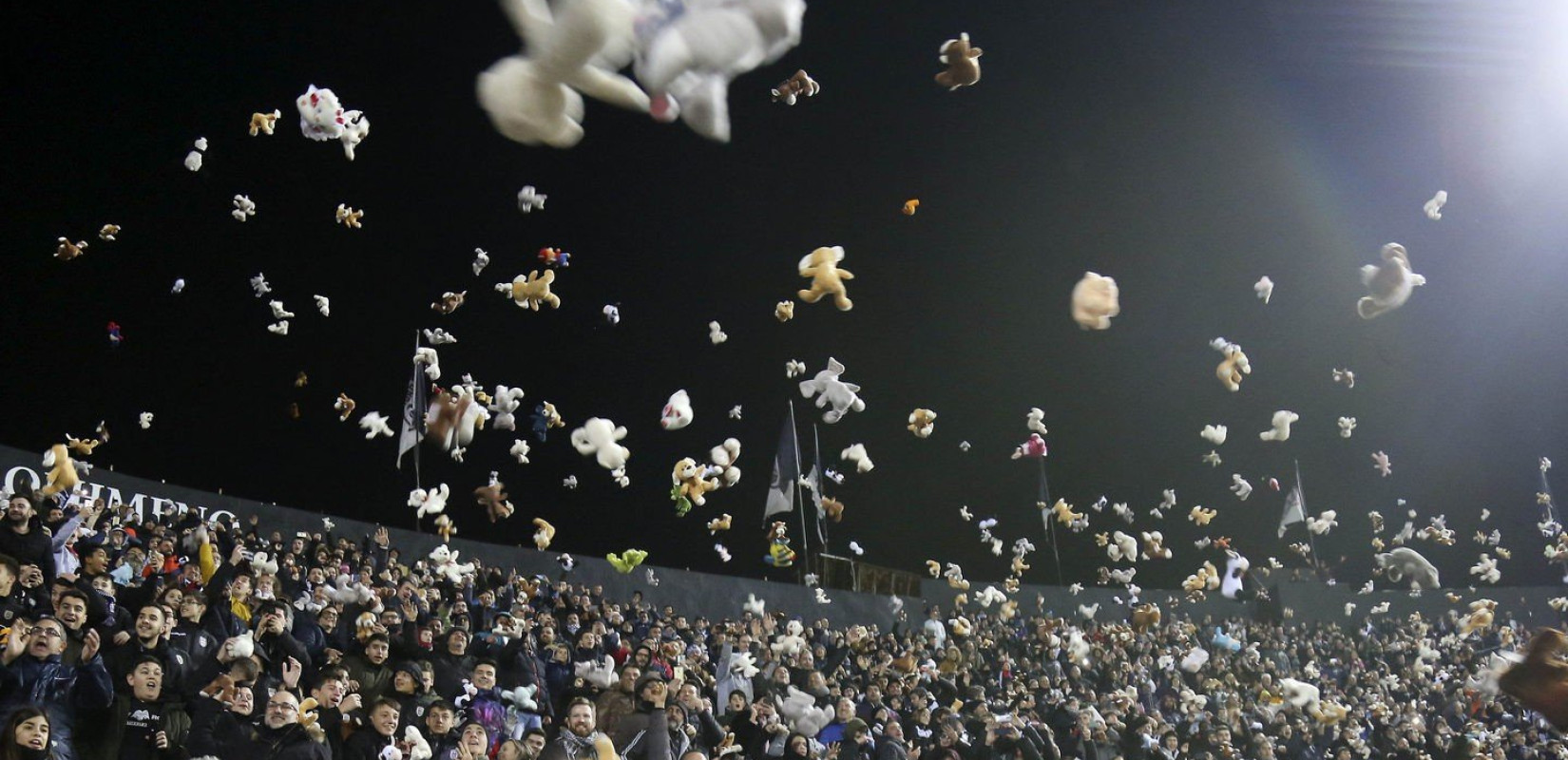 ΠΑΟΚ: Βροχή τα αρκουδάκια στην Τούμπα (photos)