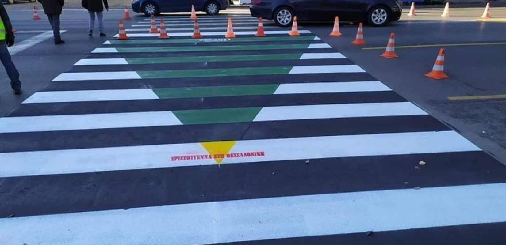 Χριστουγεννιάτικο δέντρο πάνω σε... διάβαση στην Αριστοτέλους (φωτ.)