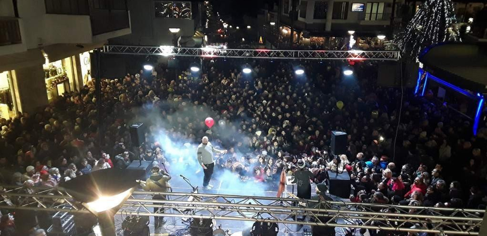 Μουσικοί - χορευτές του δρόμου και disco party στο γιορτινό Ωραιόκαστρο