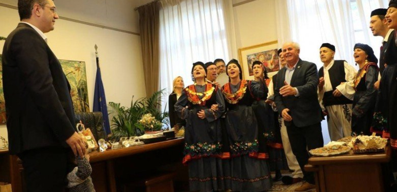 Θα τα... ψάλλουν σε Τζιτζικώστα και Ζέρβα 