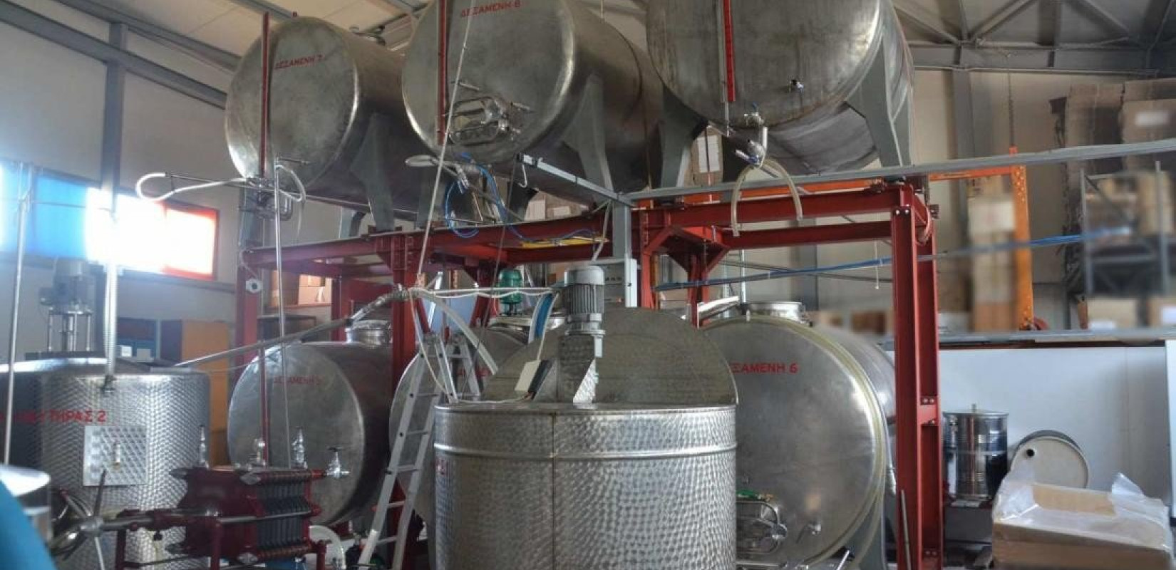 Εργαστήριο νόθευσης ποτών είχαν στήσει στο Βαρδάρη