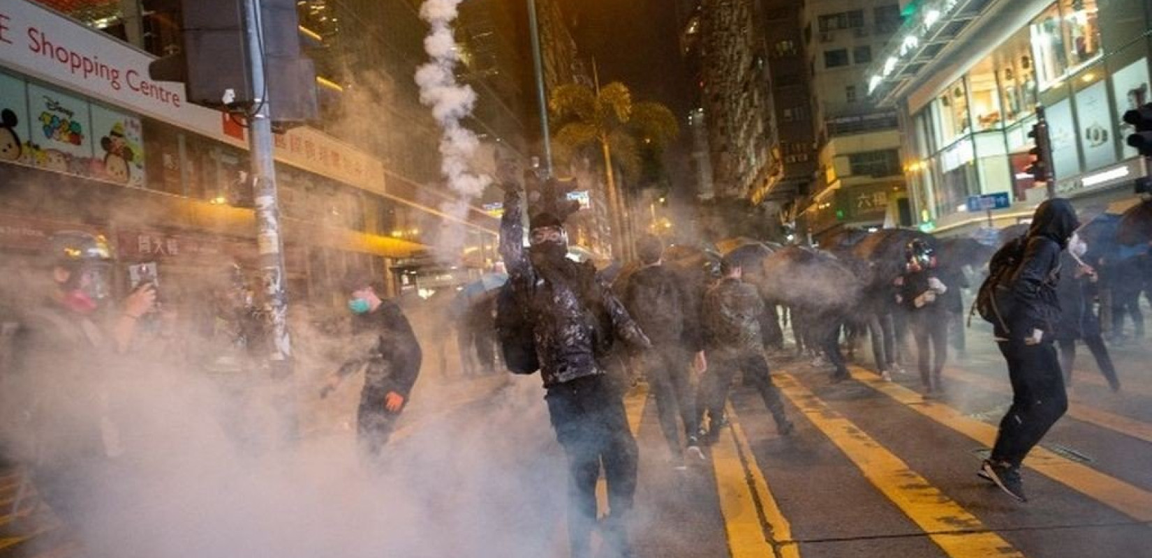 «Χριστουγεννιάτικα» χημικά κατά των διαδηλωτών στο Χονγκ Κονγκ