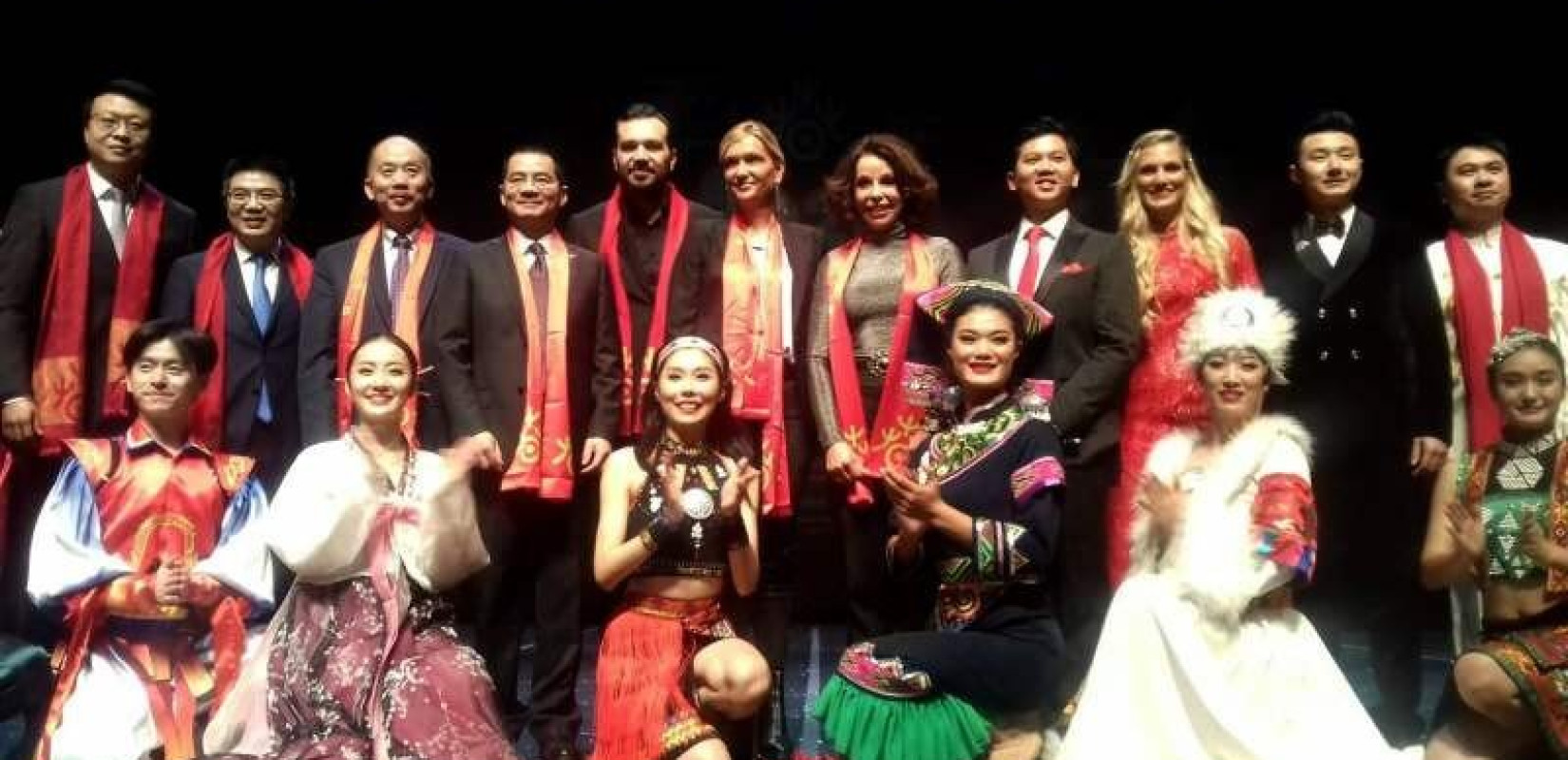 Η Δύση αγκάλιασε την Ανατολή στην πιο χαρούμενη Πρωτοχρονιά