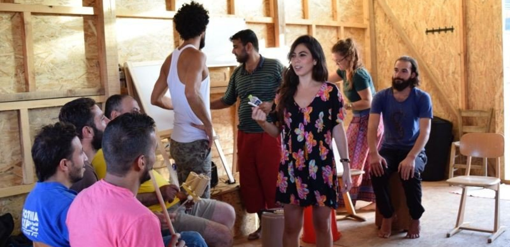 Θεσσαλονίκη: Μια Κολομβιανή «σκαρώνει» ήχους και νανουρίσματα για τους πρόσφυγες (Φωτ.)