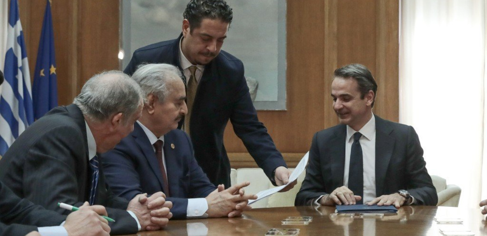 Ολοκληρώθηκε η συνάντηση του πρωθυπουργού με τον Χάφταρ