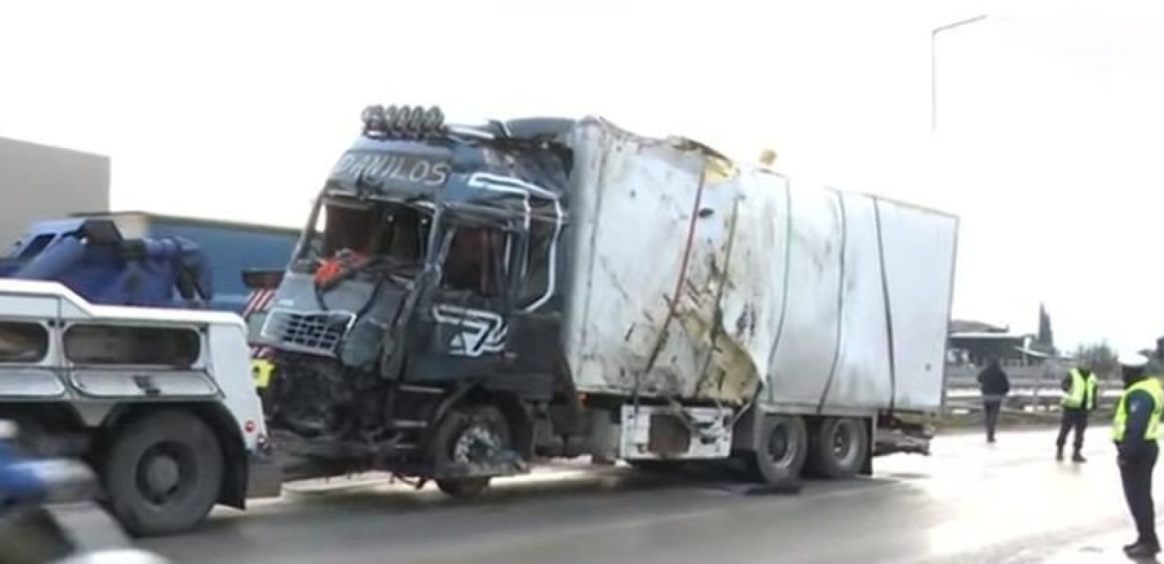 Σύγκρουση νταλίκας με λεωφορείο των ΚΤΕΛ στην Αθηνών-Λαμίας - Ένας νεκρός και δύο τραυματίες