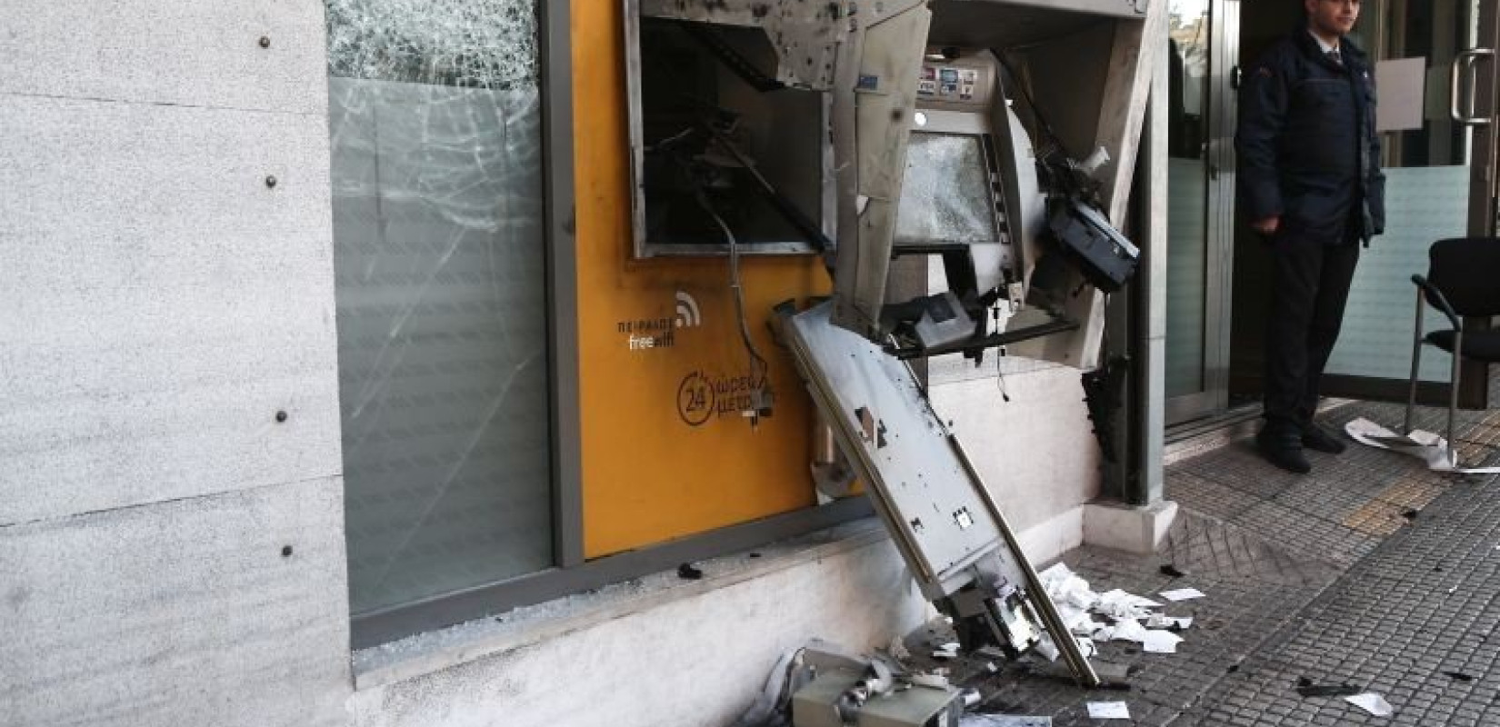 Θεσσαλονίκη: Φωτιά σε ΑΤΜ στο κέντρο έπειτα από εμπρησμό