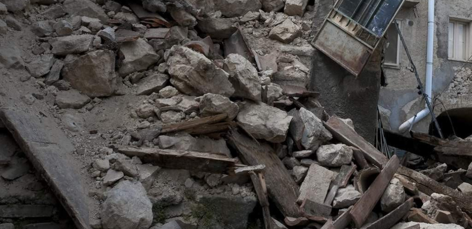 Κατέρρευσε κτήριο στη Λισαβόνα-Πέντε τραυματίες-Δύο αγνοούμενοι